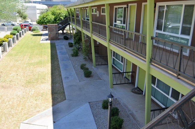 Building Photo - 326 W Earll Dr