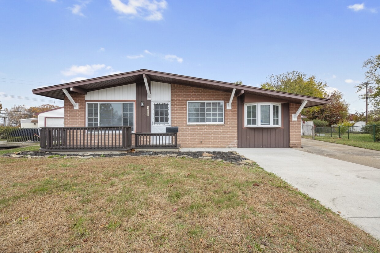 Primary Photo - 34000 Fernwood St