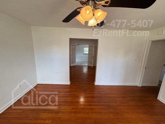 Foto del edificio - Coming Soon – Charming & Convenient 3-Bedr...