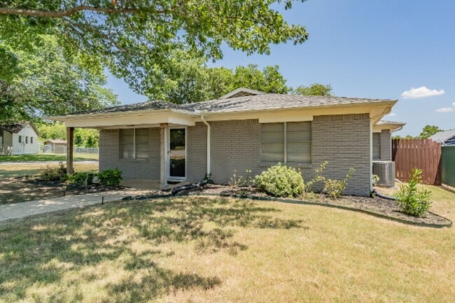 Photo - Bright, clean & open concept 2/2/1 home in Justin - 316 W. 3rd Street, Justin TX 76247