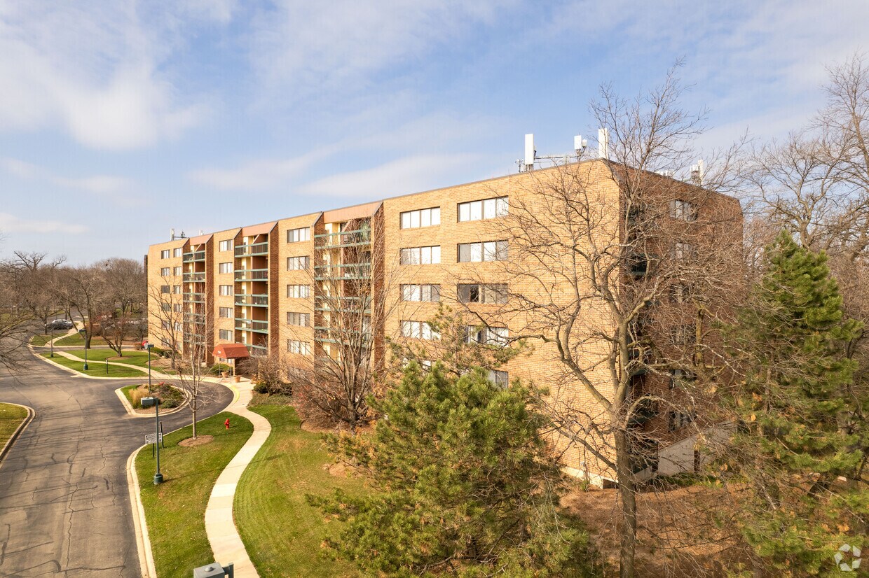 Huntington Grove Condominiums Apartments in Hoffman Estates, IL