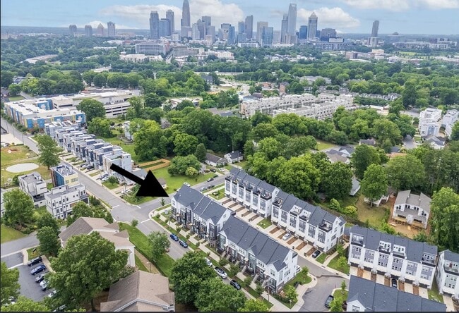 Building Photo - 219 S Bruns Ave