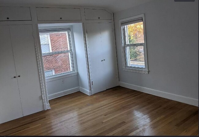 Building Photo - 2628 S Uhle St