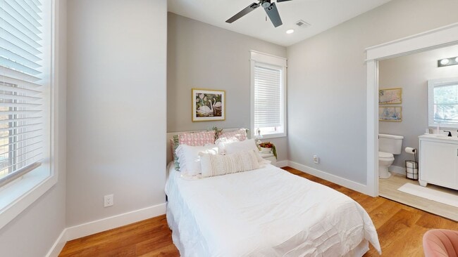 Building Photo - 4BR/4BA Townhome in the Heart of Fort Sand...