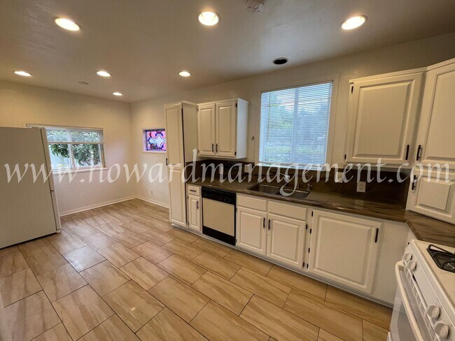 Foto del edificio - Beautiful Home On Corner Lot With Large Ba...
