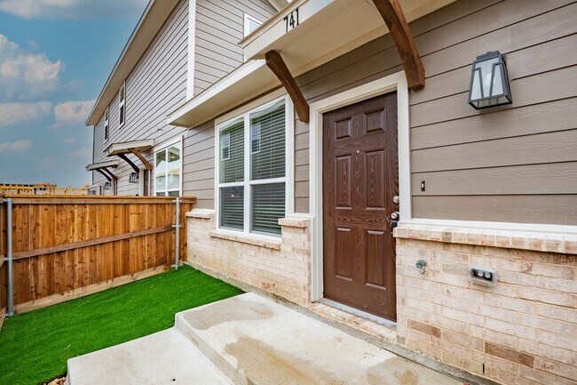 Foto del edificio - AVAILABLE NOW! GORGEOUS 2 BEDROOM FOUR PLE...