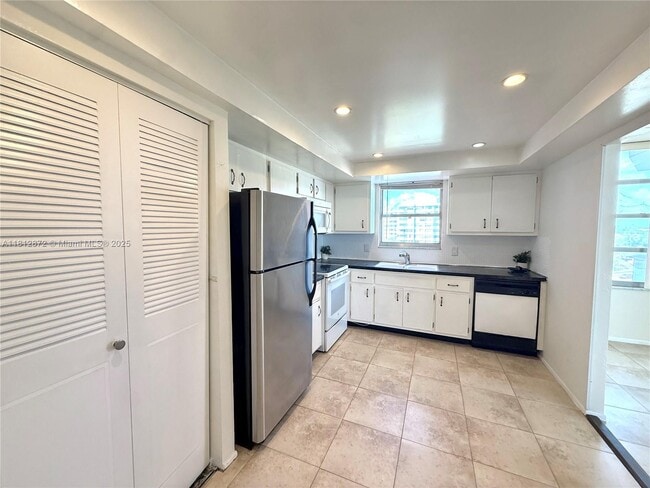 Building Photo - 1351 NE Miami Gardens Dr