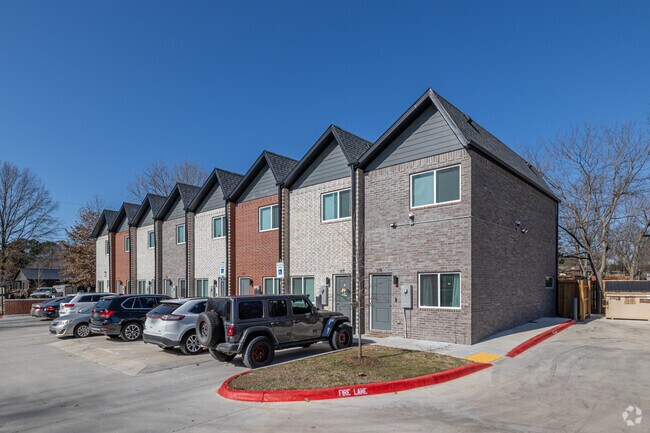 Building Photo - 1336 S West Ave