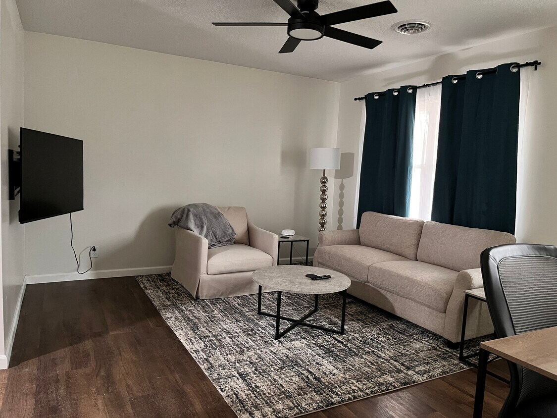 Foto principal - 2300 Brady Ln