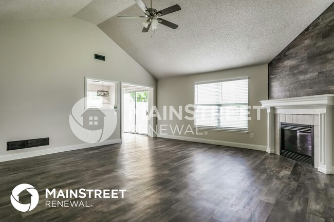 Building Photo - 820 SW Meadowood Dr