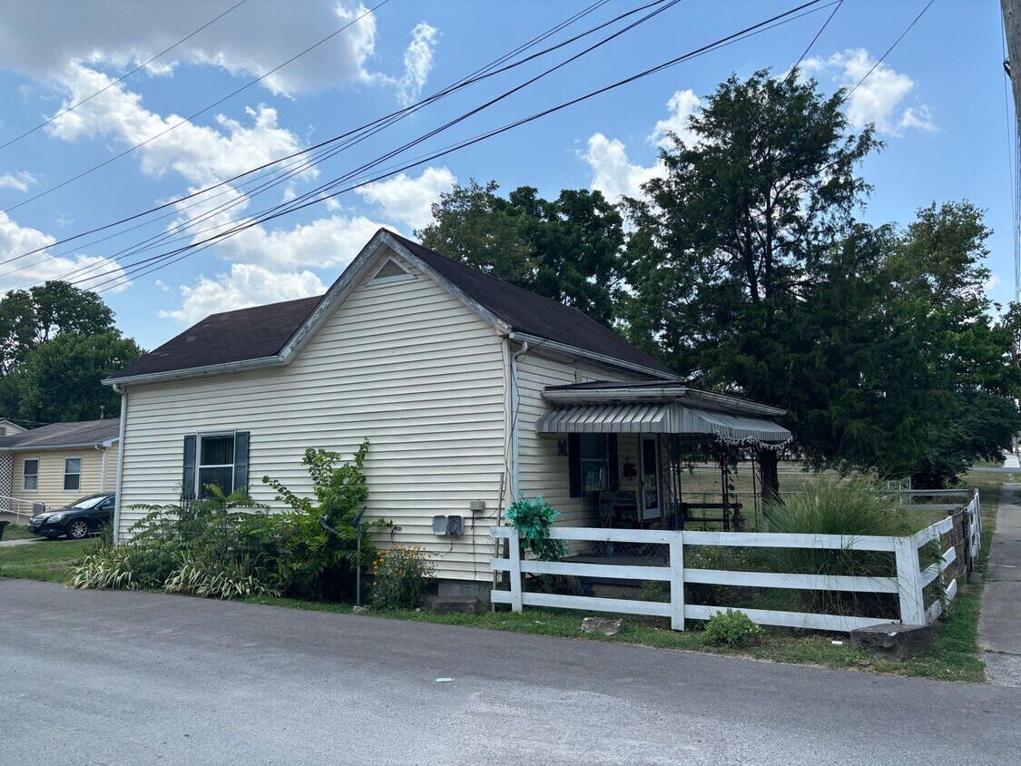 Primary Photo - 1 bedroom, 1 bathroom House