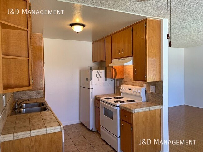 Building Photo - 909 S Sunshine Ave