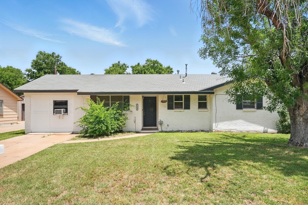 Primary Photo - 2349 Marsalis Dr