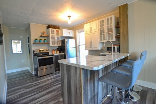 Building Photo - Bright Upper Flat One Bedroom Unit on Fairbanks Street, Dartmouth