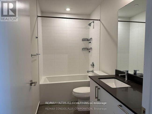 Building Photo - 576 Front St W