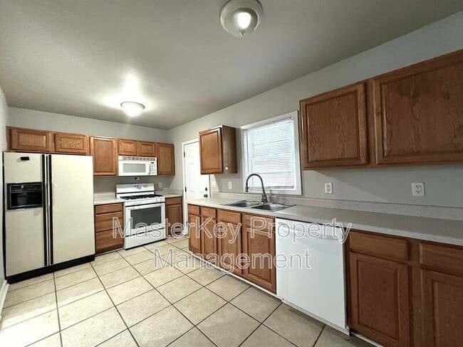 Building Photo - 1709 Oakwood Ave