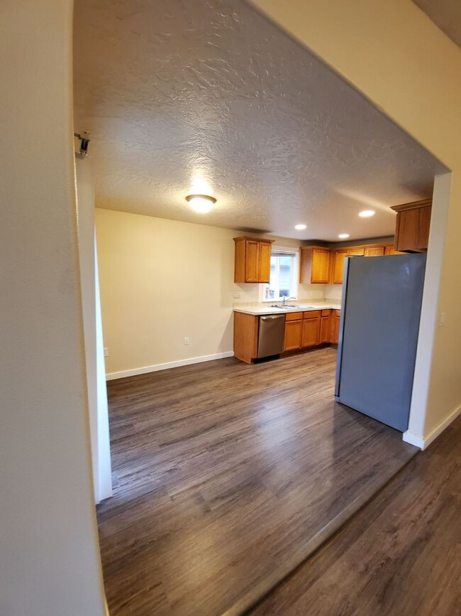 Building Photo - 3 Bedroom, 2 Bathroom Home with a 2 Car Ga...