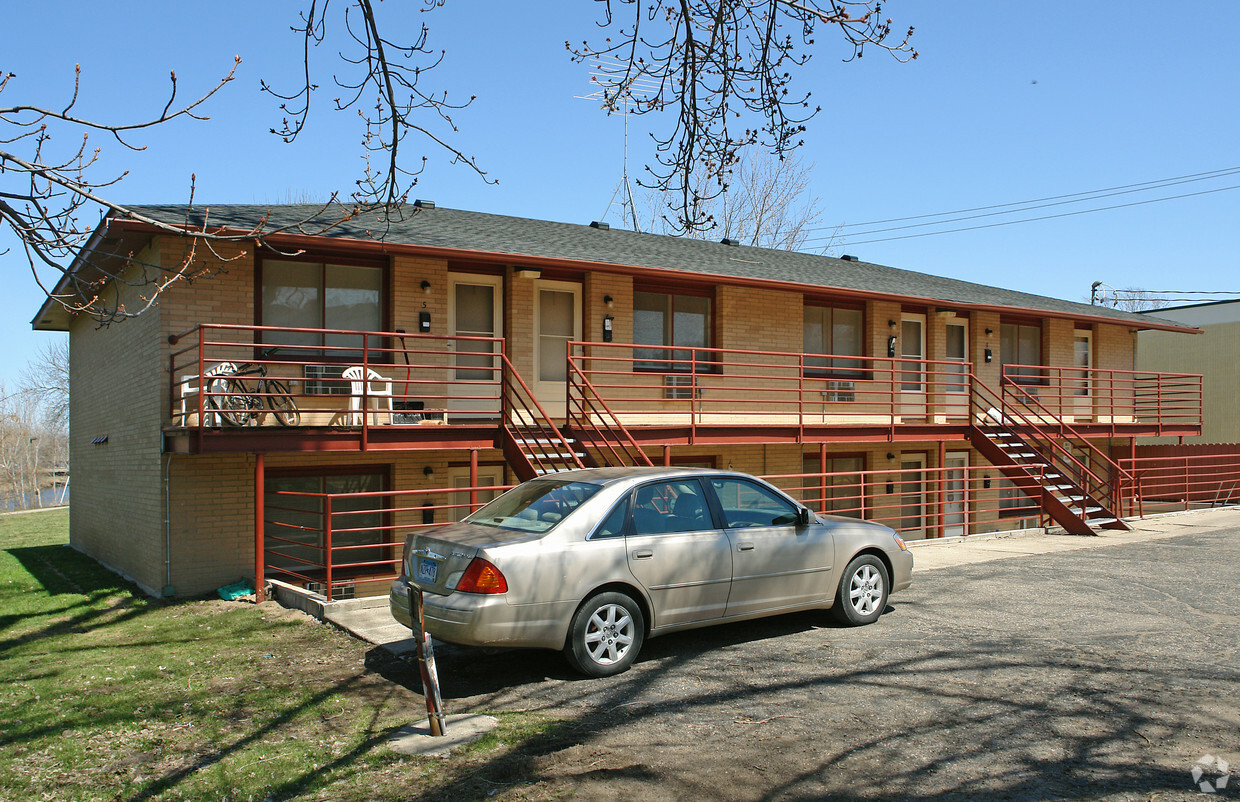 Building Photo - 208 7th St W