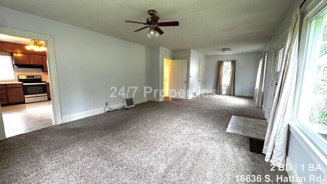 Foto del edificio - 2BD | 1BA Farmhouse with Garage, Shop, Sauna! - Oregon City