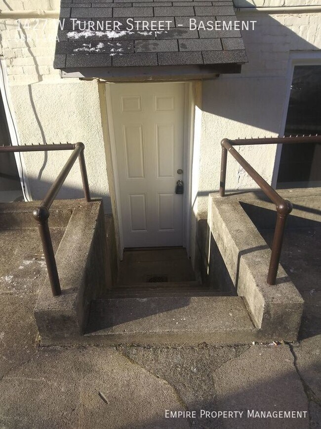 Building Photo - Basement Level-Studio/ 1 Bathroom Apartmen...