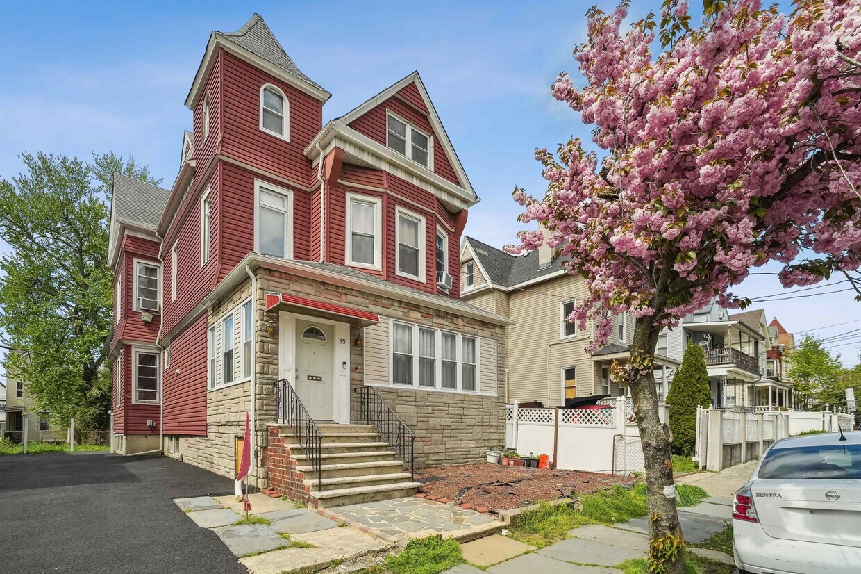Primary Photo - 65 Lembeck Ave