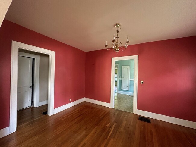 Foto del edificio - Beautiful, Historic House! Hardwood Floors...