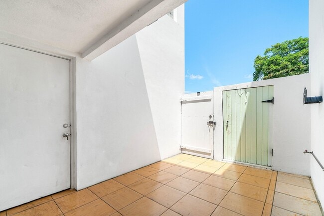 Building Photo - 5090 Elmhurst Rd