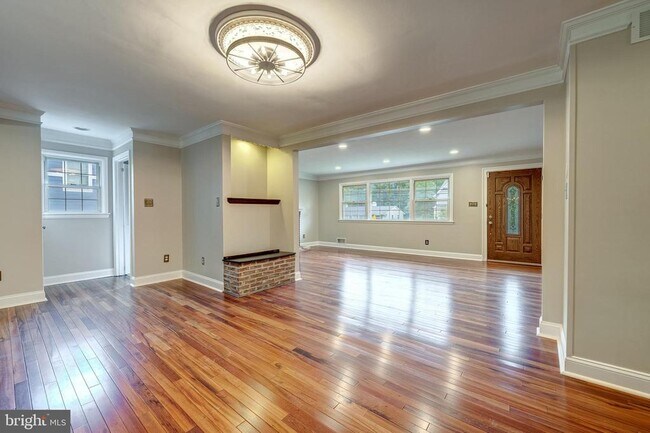 Building Photo - 605 Kingsley Rd SW
