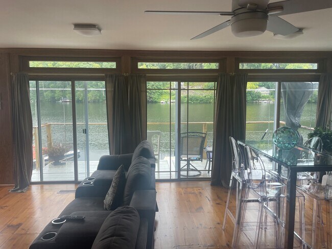 Foto del edificio - 129 Lakemere Dr