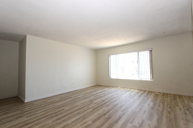 Building Photo - Large 1 bedroom 1 bathroom apartment in No...