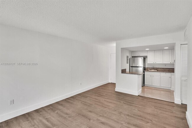 Foto del edificio - 4335 NW S Tamiami Canal Dr