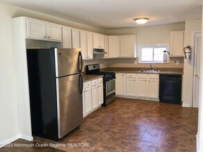 Building Photo - 200 7th Ave