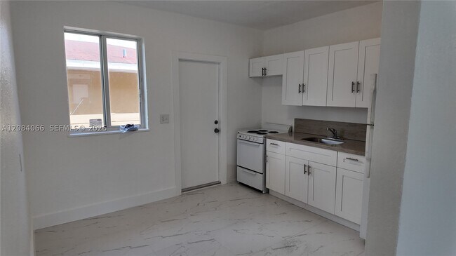 Building Photo - 3737 NW 20th Ct