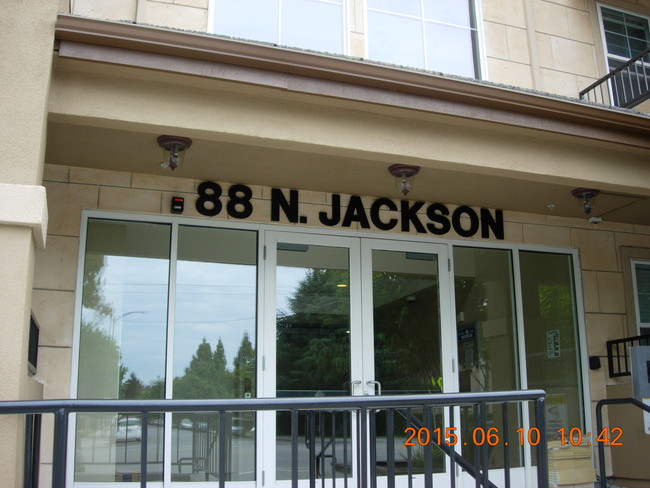 Foto del edificio - 88 N Jackson Ave