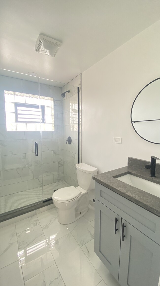 Building Photo - 2807 N McVicker Ave