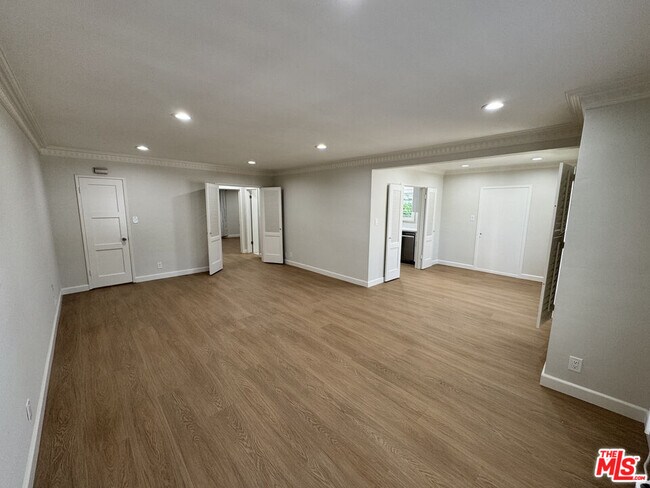 Building Photo - 300 S Doheny Dr
