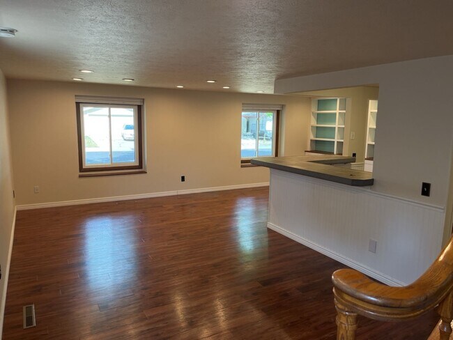 Foto del edificio - 3 Bed 2.5 Bath Single-Family Home on Cul-De-Sac w/ Large Fenced Backyard, Garage