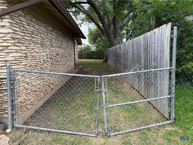 Building Photo - 615 Bishop Dr