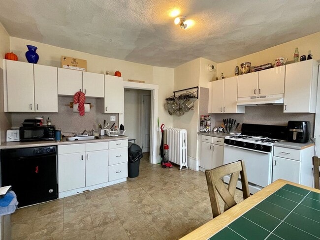 Building Photo - Stunning Cleveland Circle 4 Bed! Steps Fro...