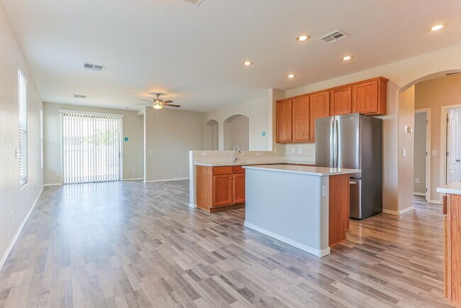 Building Photo - 46186 W Holly Dr