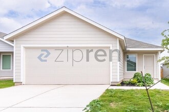 Building Photo - 208 Skyfire St