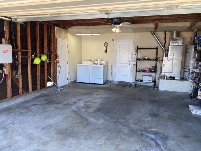 Building Photo - 3 Bedroom Home - Centrally Located with So...