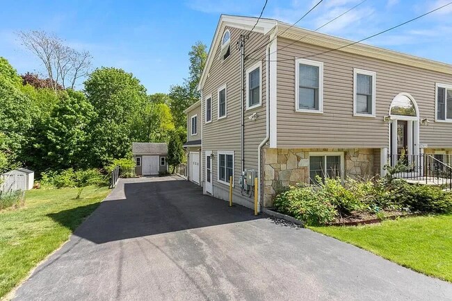 Foto del edificio - 296 College Farm Rd