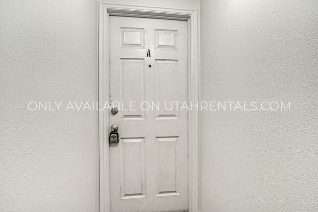 Foto del edificio - 1040 W State St