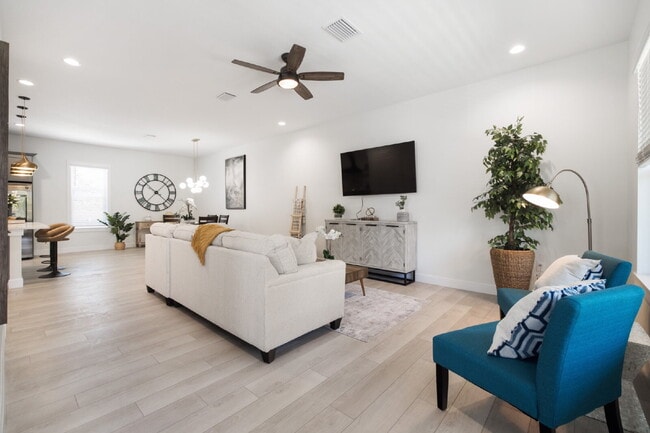 Building Photo - Beautiful Townhouse in Seminole Heights