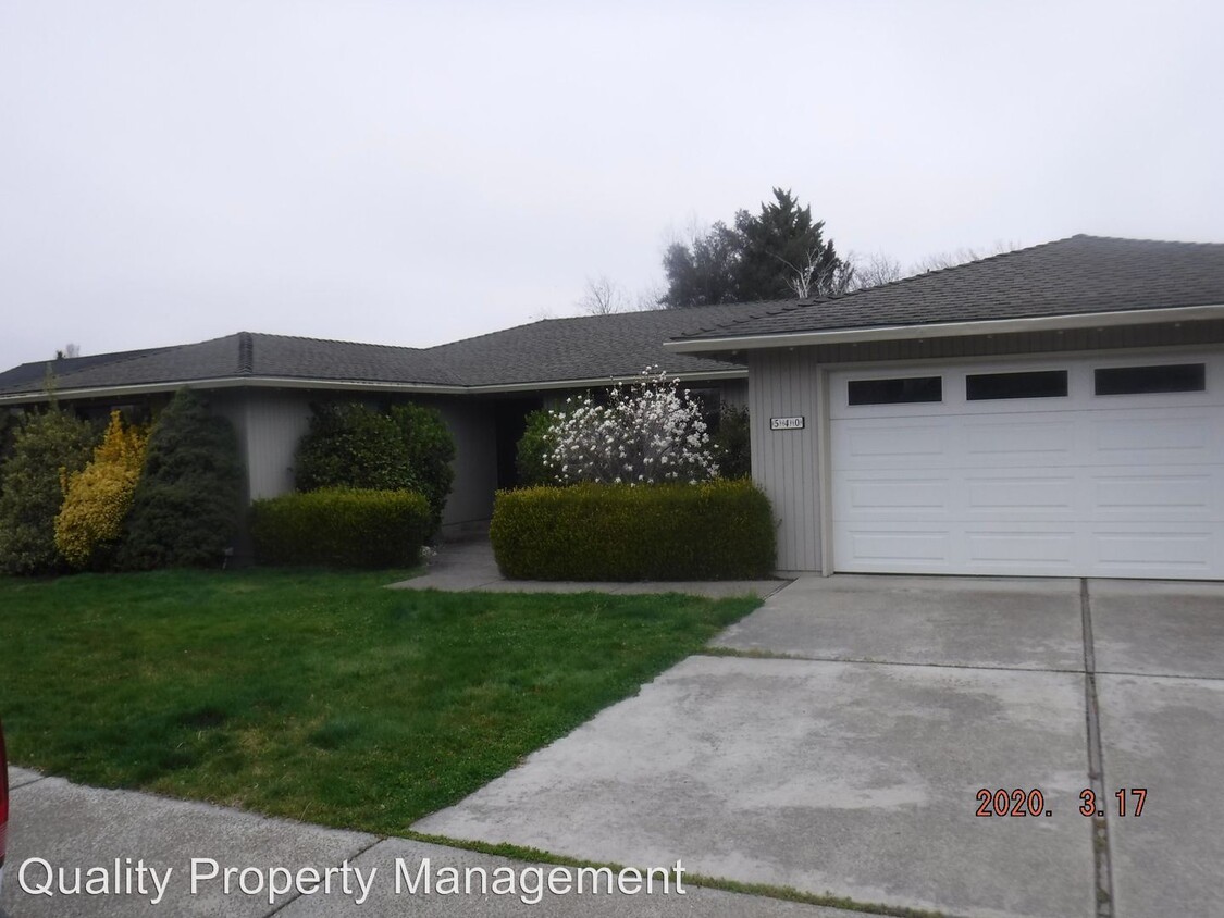Foto principal - 4 br, 2 bath House - 540 Golf View Dr