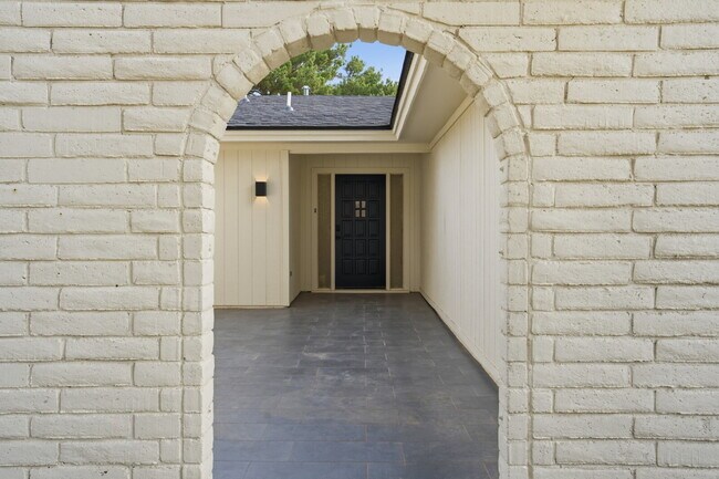 Foto del edificio - "Charming 4-Bed Oasis with Fireplace in Lubbock - 2 Full Baths & Spacious 2460 Sq Ft!"