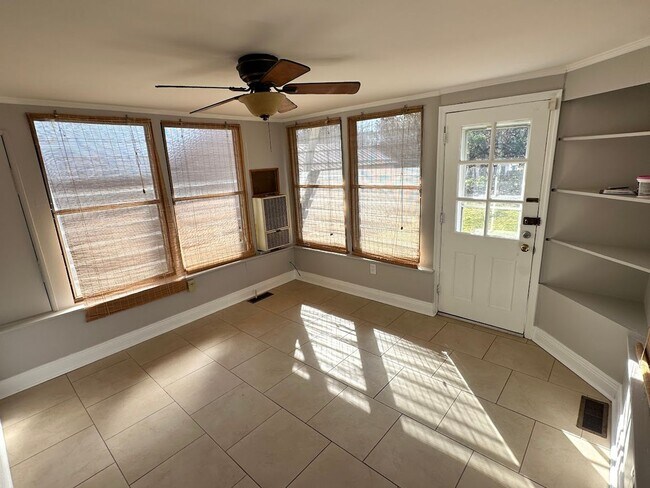 Foto del edificio - COMING SOON! Nice 2 BR House with Bonus Loft Room! Off-Street Parking, Small Pets Ok!