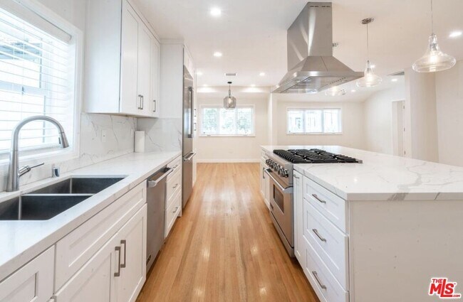 Foto del edificio - 2201 Coldwater Canyon Dr