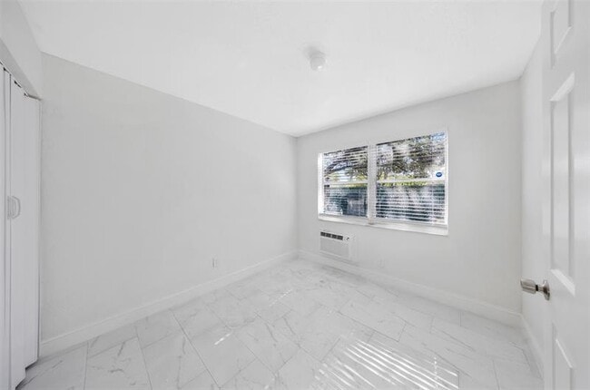 Foto del edificio - 110 NW 7th Ave